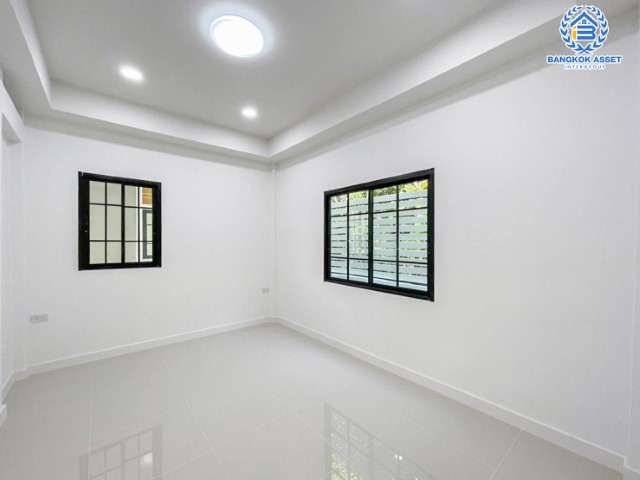 *****บ้านแฝดมือสองชั้นเดียว ย่านนนทบุรี ม.รวยรื่น ติวานนท์  บ้านสวยตกแต่งใหม่เหมือนมือหนึ่ง บนเนื้อที่ 32 ตร.ว. มาพร้อมฟังก์ชัน 3 ห้องนอน 3 ห้องน้ำ จอดรถ 1 คัน  บนทำเลศักยภาพ เชื่อมต่อถนนหลายเส้นทาง ใกล้จุดขึ้นทางด่วนงามวงศ์วาน และ รถไฟฟ้าสถานีกระทรวงสาธารณสุข เติมเต็มด้วยสิ่งอำนวยความสะดวกครบครัน